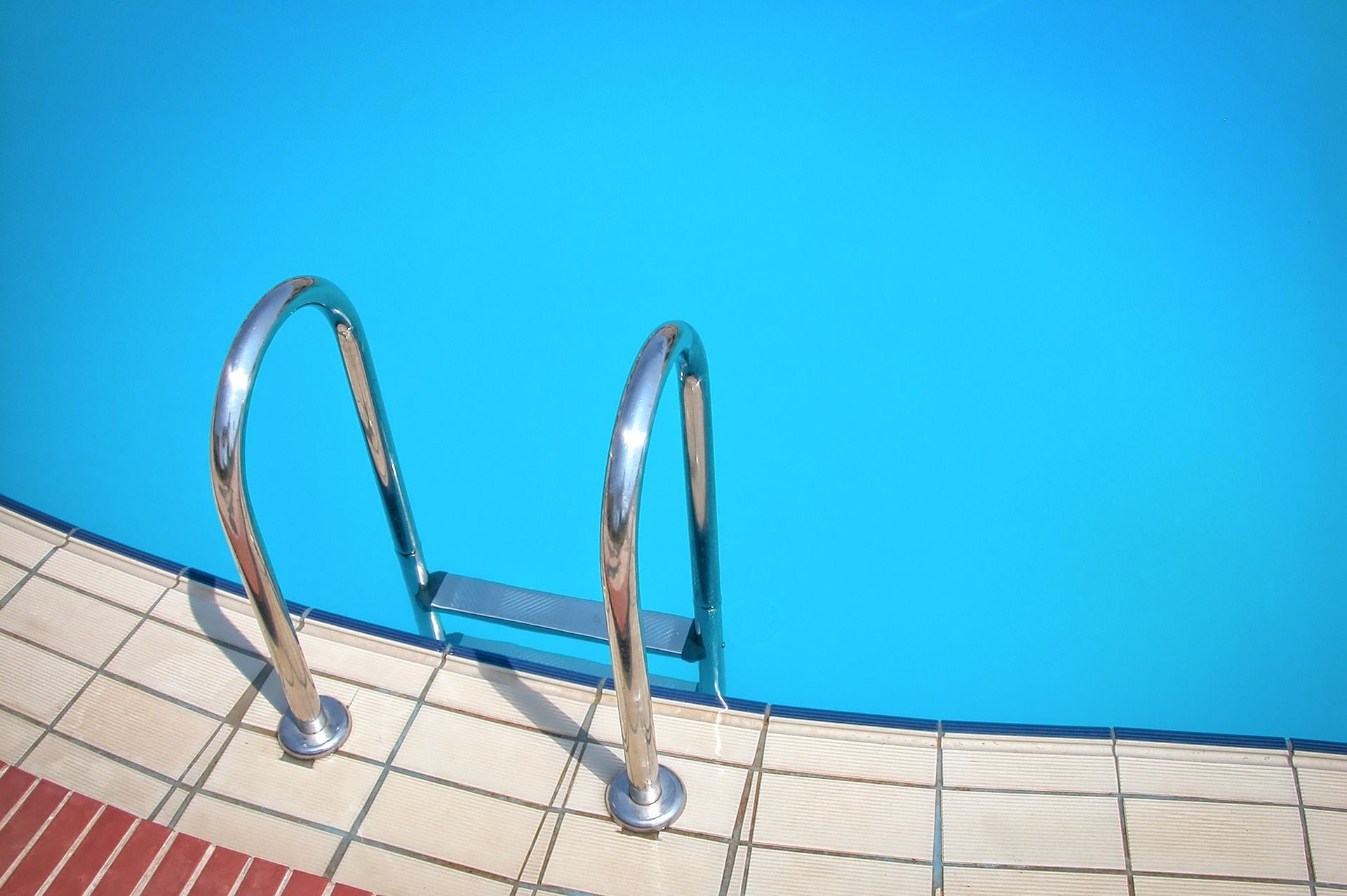 Após desaparecimento notado pelo irmão, menino é encontrado no fundo da piscina.