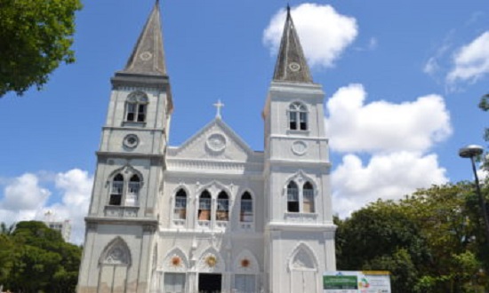 Durante a missa solene, às 9h30, dom Vítor Agnaldo também irá fazer a apresentação do padre Adeilson Carlos Santana Santos como novo vigário da catedral metropolitana.