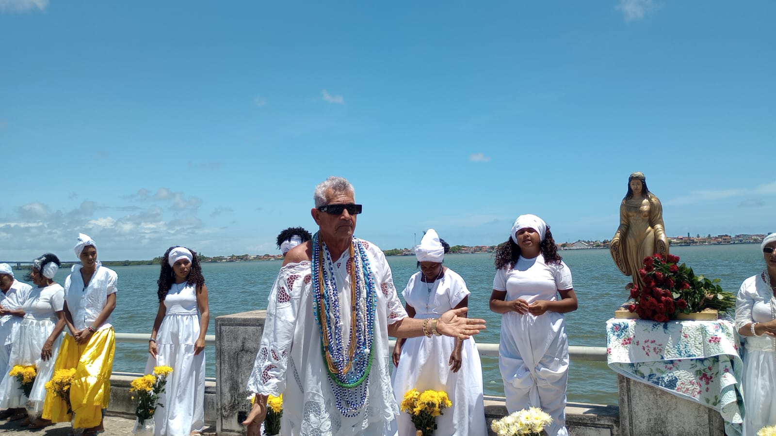 Pai Jorge comanda as homenagens e oferendas à rainha do mar.