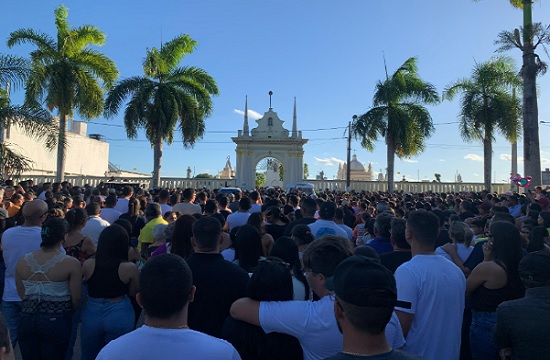 O cemitério ficou pequeno para tanta gente.