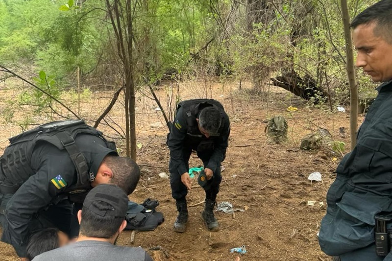 Policiais na mata : resgate