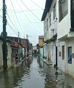 Bairros estão alagados causando muitos transtonos a população.