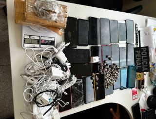 Polícia apreende celulares e drogas que seriam jogados para presídio