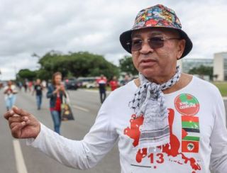 Manifestantes comemoram democracia na Praça dos Três Poderes