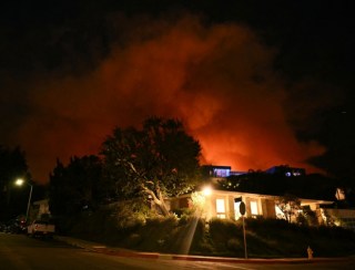 Incêndio em Los Angeles destrói casas de diversas celebridades