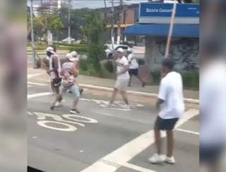 Torcedores do Corinthians e do São Paulo brigam antes de clássico