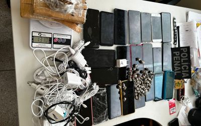 Polícia apreende celulares e drogas que seriam jogados para presídio